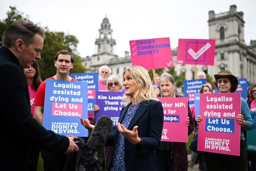 Le Parlement britannique s’apprête à examiner un projet de loi visant à légaliser l’aide médicale active pour les personnes atteintes d’une maladie en phase terminale. Le député travailliste Kim Leadbeater a proposé cette initiative, qui pourrait permettre aux individus ayant moins de six mois à vivre d’obtenir un soutien médical pour mettre fin à leurs jours.