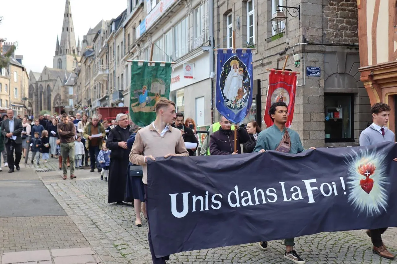 Des centaines de chrétiens manifestent à Guingamp contre les actes anti-chrétiens